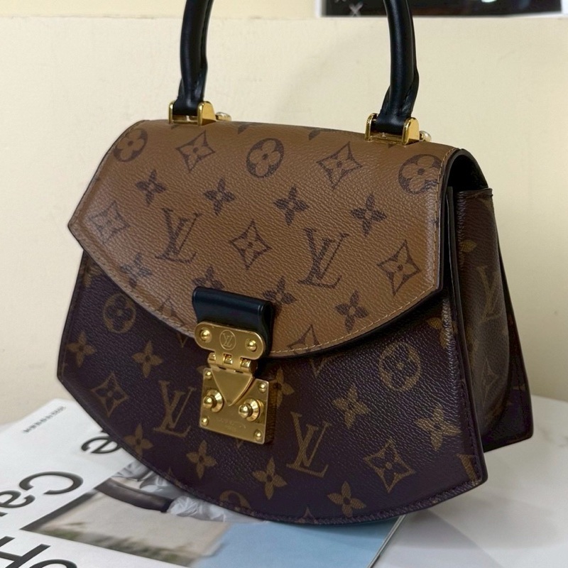 🪭 路易威登LOUIS VUITTON Tilsitt 扇形扇子包拼色PVC 金扣晶片包經典老花配色-12