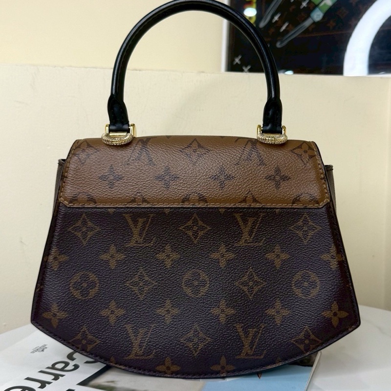 🪭 路易威登LOUIS VUITTON Tilsitt 扇形扇子包拼色PVC 金扣晶片包經典老花配色-13
