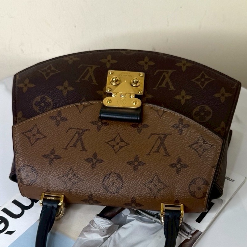 🪭 路易威登LOUIS VUITTON Tilsitt 扇形扇子包拼色PVC 金扣晶片包經典老花配色-14