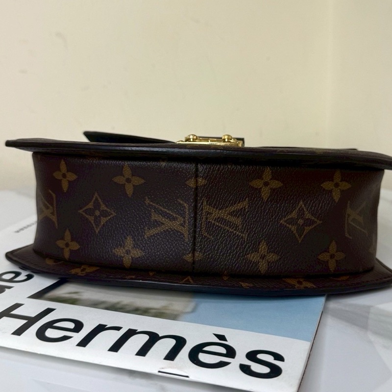 🪭 路易威登LOUIS VUITTON Tilsitt 扇形扇子包拼色PVC 金扣晶片包經典老花配色-15