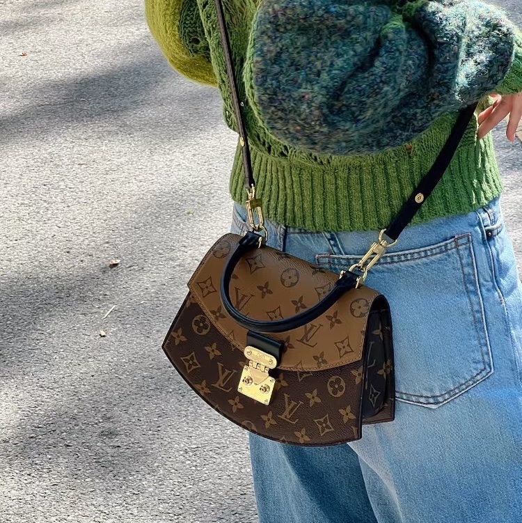 🪭 路易威登LOUIS VUITTON Tilsitt 扇形扇子包拼色PVC 金扣晶片包經典老花配色-17