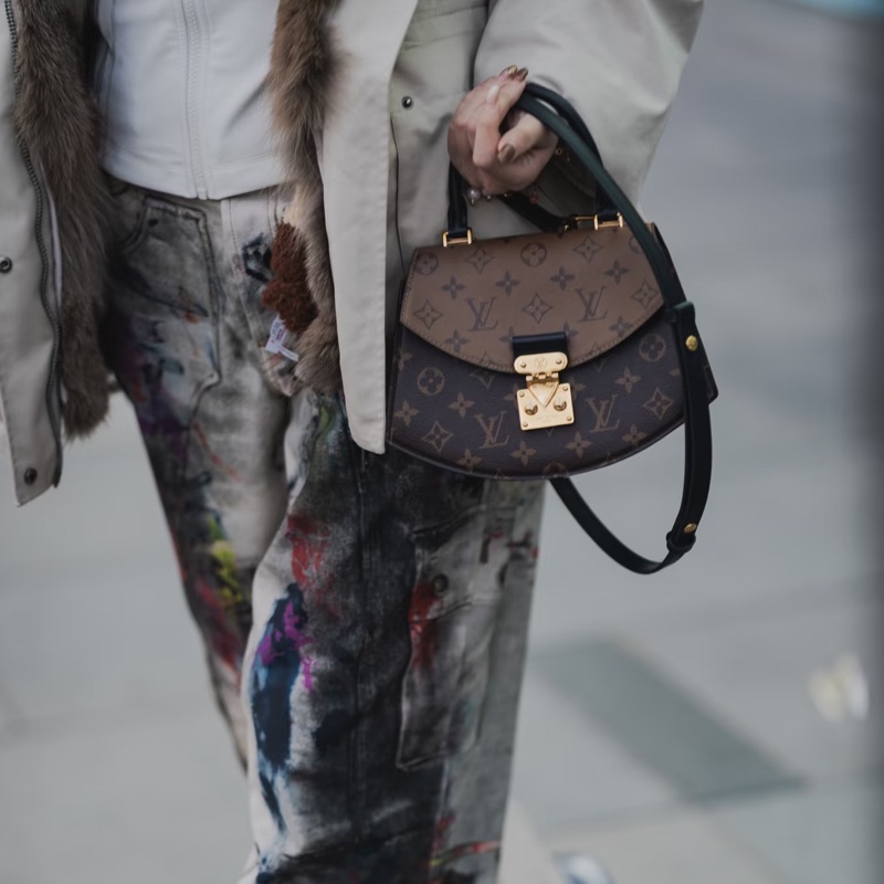 🪭 路易威登LOUIS VUITTON Tilsitt 扇形扇子包拼色PVC 金扣晶片包經典老花配色-18