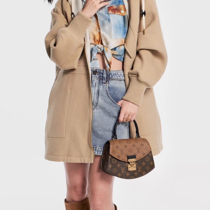 🪭 路易威登LOUIS VUITTON Tilsitt 扇形扇子包拼色PVC 金扣晶片包經典老花配色-19