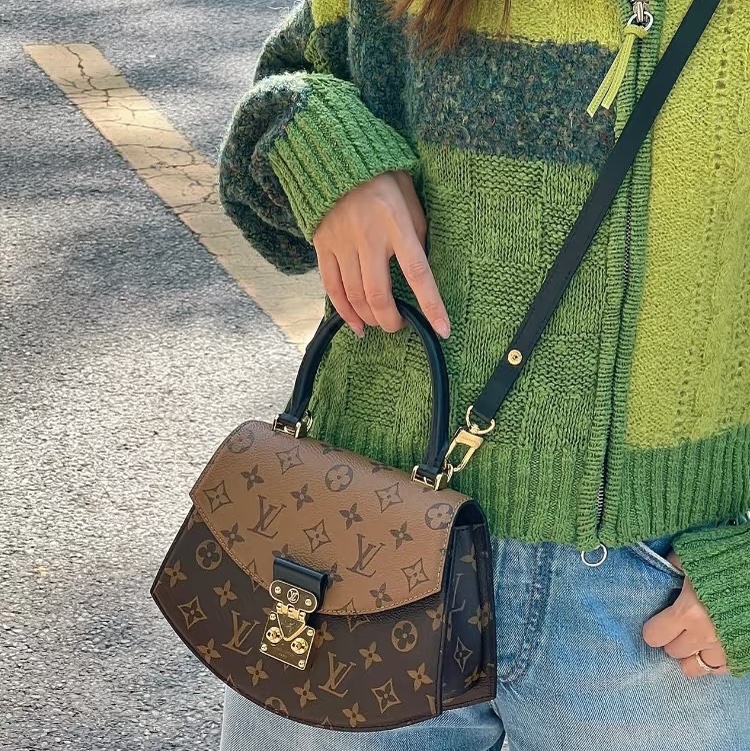 🪭 路易威登LOUIS VUITTON Tilsitt 扇形扇子包拼色PVC 金扣晶片包經典老花配色-20