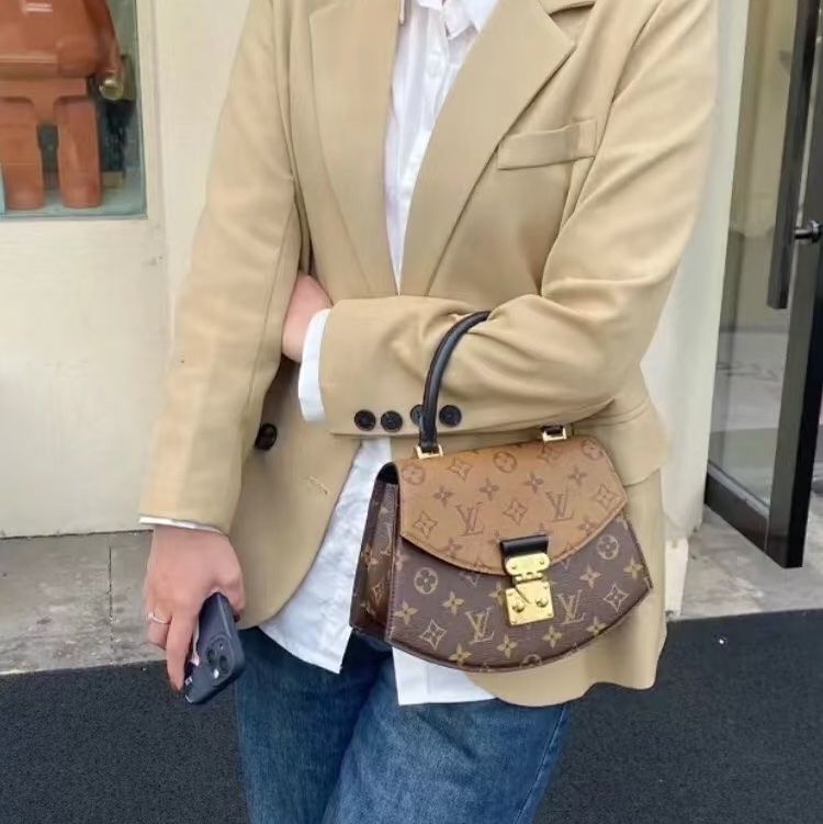 🪭 路易威登LOUIS VUITTON Tilsitt 扇形扇子包拼色PVC 金扣晶片包經典老花配色-21