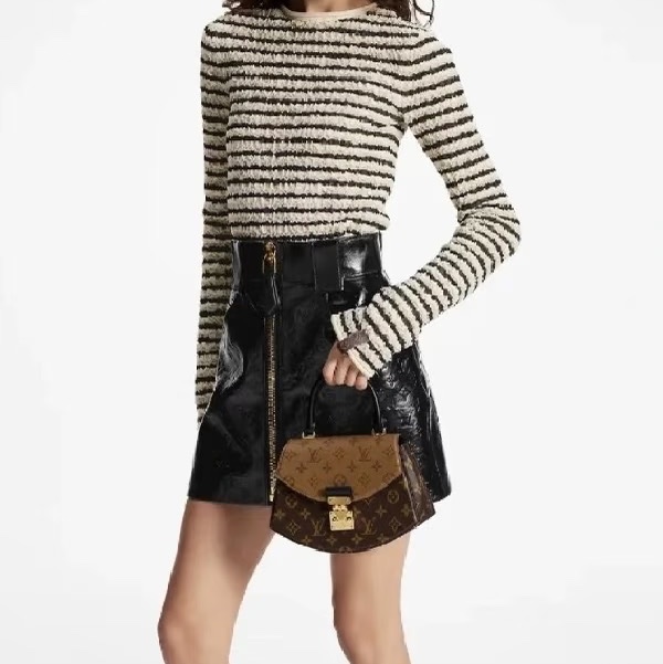 🪭 路易威登LOUIS VUITTON Tilsitt 扇形扇子包拼色PVC 金扣晶片包經典老花配色-24