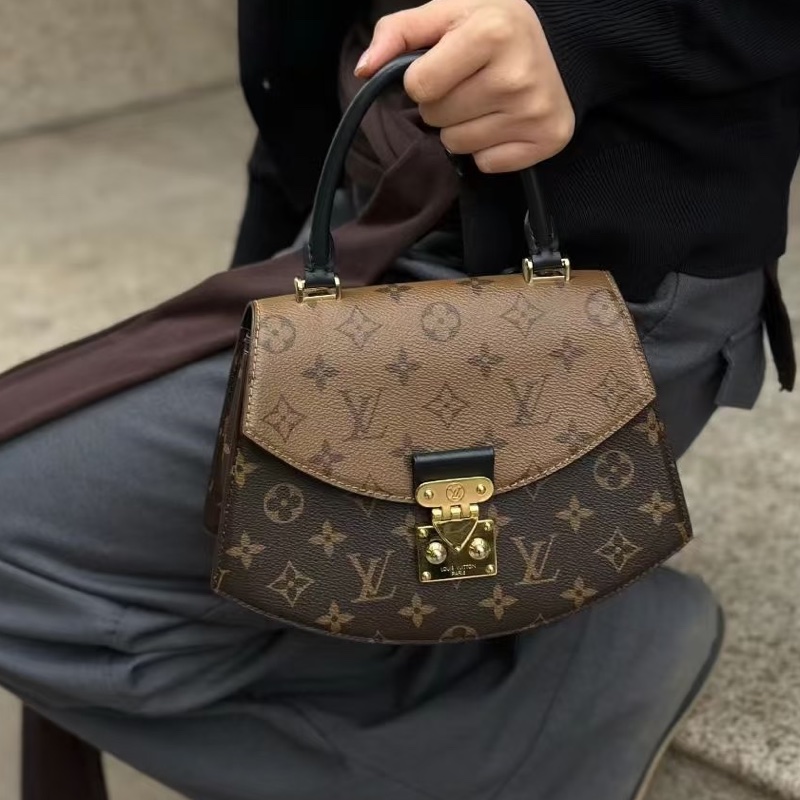 🪭 路易威登LOUIS VUITTON Tilsitt 扇形扇子包拼色PVC 金扣晶片包經典老花配色-25