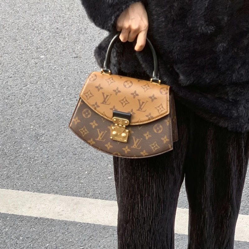 🪭 路易威登LOUIS VUITTON Tilsitt 扇形扇子包拼色PVC 金扣晶片包經典老花配色-28