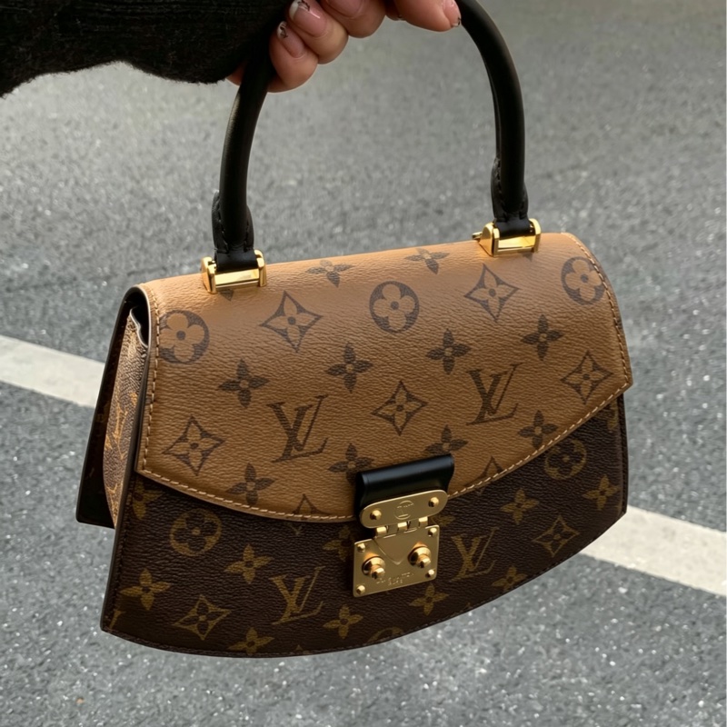 🪭 路易威登LOUIS VUITTON Tilsitt 扇形扇子包拼色PVC 金扣晶片包經典老花配色-29