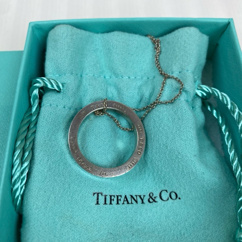 蒂芙尼/Tiffany   大環銀頸鏈 頸鏈上有刻字 輕鬆簡潔設計-1