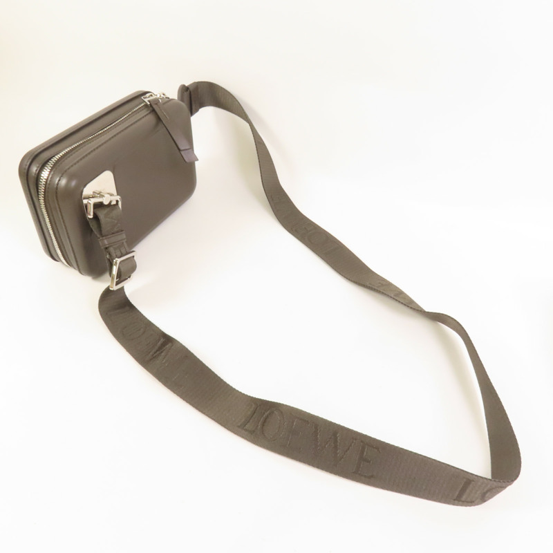 LOEWE 牛皮皮革Molded Sling肩背袋-5