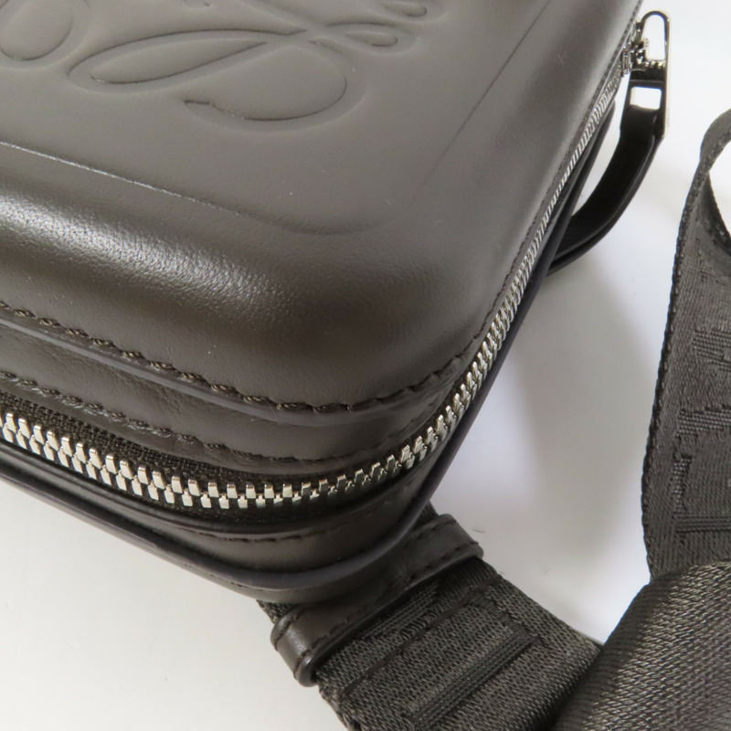 LOEWE 牛皮皮革Molded Sling肩背袋-10