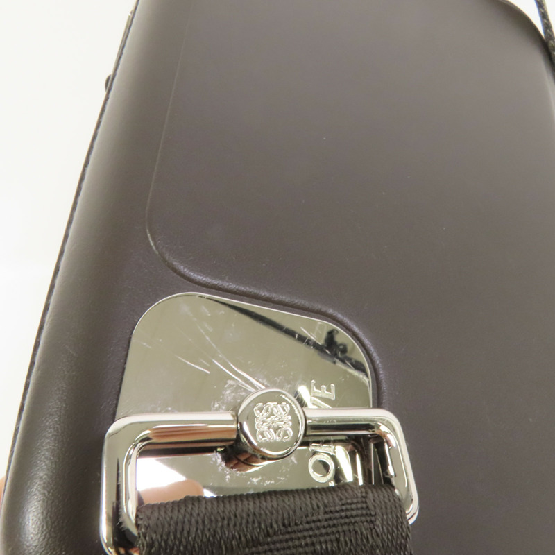 LOEWE 牛皮皮革Molded Sling肩背袋-13