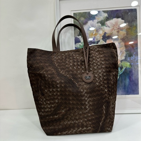 BV Bottega Veneta經典炫彩蝴蝶限量編織尼龍包/購物袋。尺寸30x35公分。