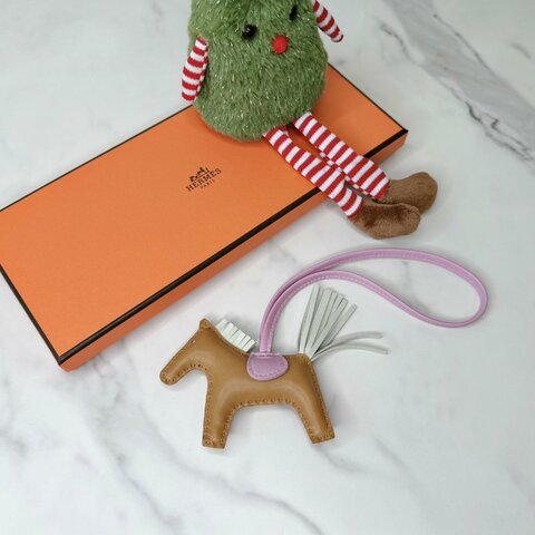 HERMES 全新芝麻色Rodeo PM小馬掛飾