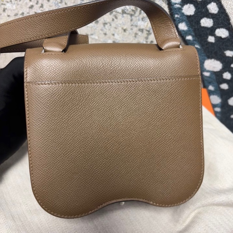 Hermes/愛馬仕 Mini Della 金棕色皮質細膩，五金光亮有輕微划痕，內里乾淨-1