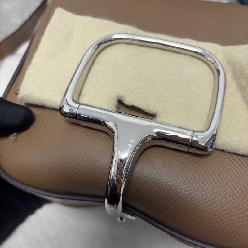 Hermes/愛馬仕 Mini Della 金棕色皮質細膩，五金光亮有輕微划痕，內里乾淨-3