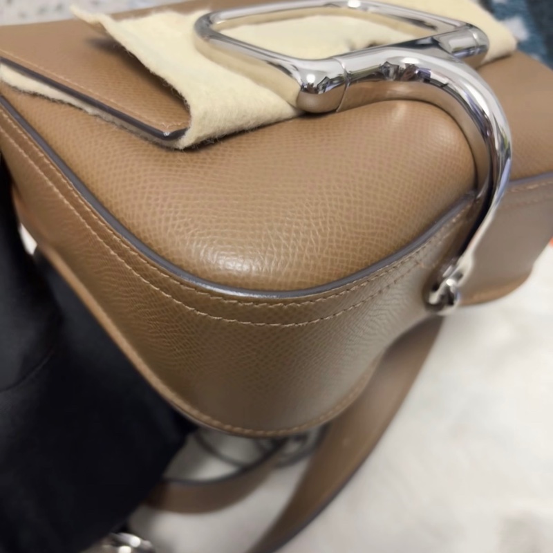 Hermes/愛馬仕 Mini Della 金棕色皮質細膩，五金光亮有輕微划痕，內里乾淨-5