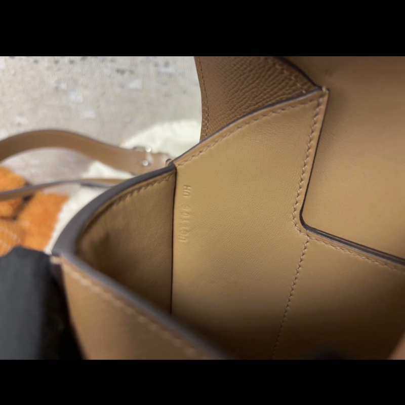 Hermes/愛馬仕 Mini Della 金棕色皮質細膩，五金光亮有輕微划痕，內里乾淨-8