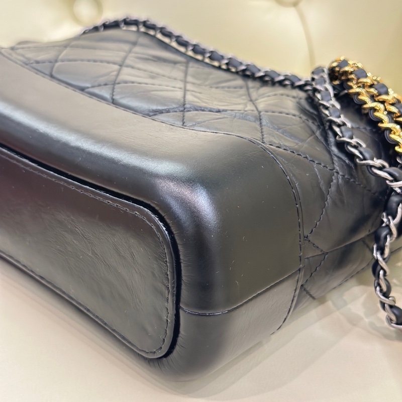 🌷保卡款！ Chanel 香奈兒 Gabrielle 流浪包 黑金牛皮 小號-12