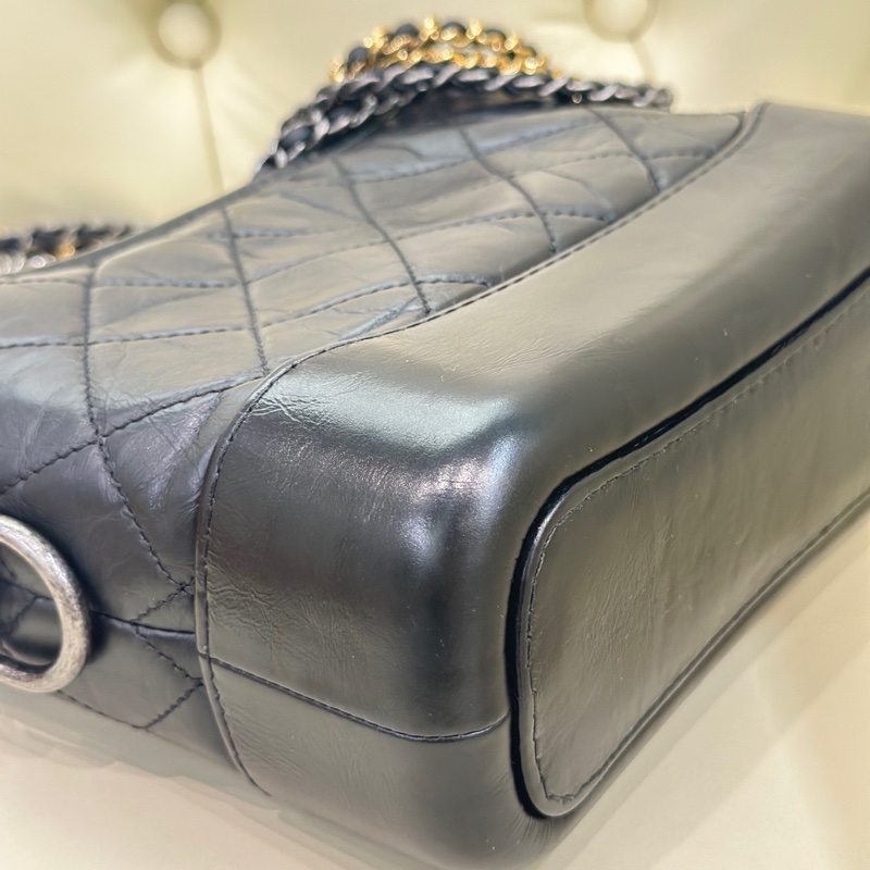 🌷保卡款！ Chanel 香奈兒 Gabrielle 流浪包 黑金牛皮 小號-13