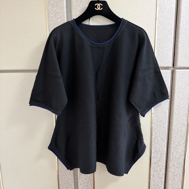 96）ISSEY MIYAKE A-POC INSIDE 橫紋壓褶藍邊飾落肩廓形上衣-4