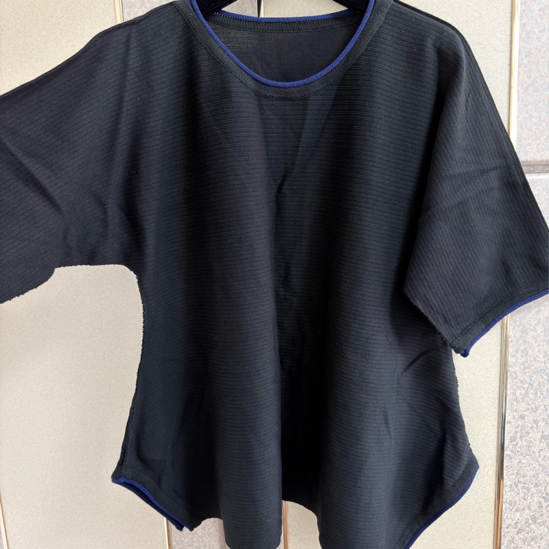 96）ISSEY MIYAKE A-POC INSIDE 橫紋壓褶藍邊飾落肩廓形上衣-6