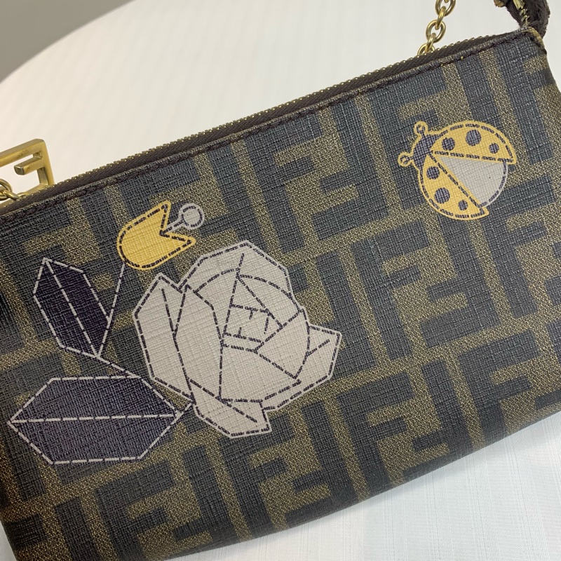 芬迪/Fendi Zucca 棕色金扣老花塗鴉腋下麻將包 獨特的玫瑰花與瓢蟲圖案20x4x12cm-2