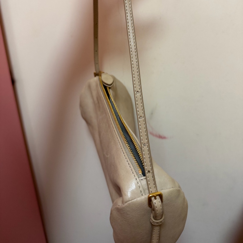 Miu Miu Nappa 筆筒包-11