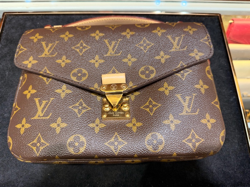 LV 老花Metis 背帶斜背郵差包-0