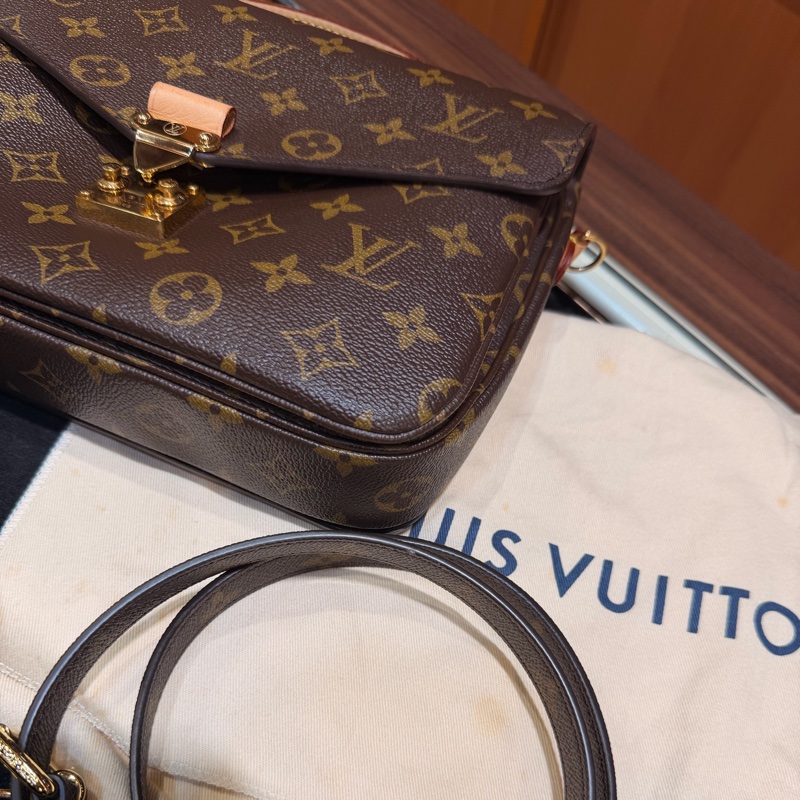 LV 老花Metis 背帶斜背郵差包-4