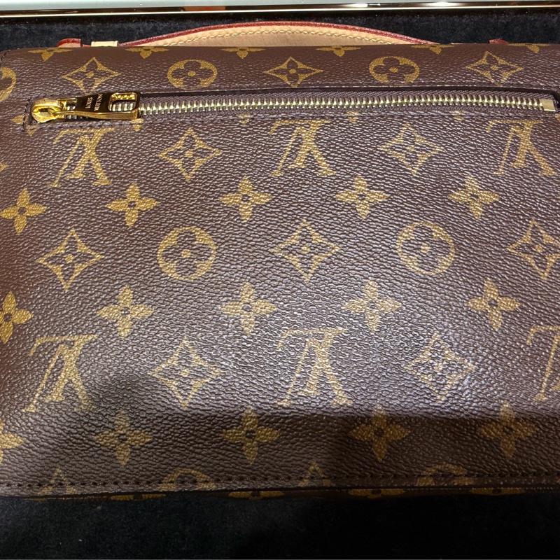 LV 老花Metis 背帶斜背郵差包-11