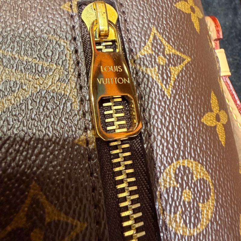 LV 老花Metis 背帶斜背郵差包-13