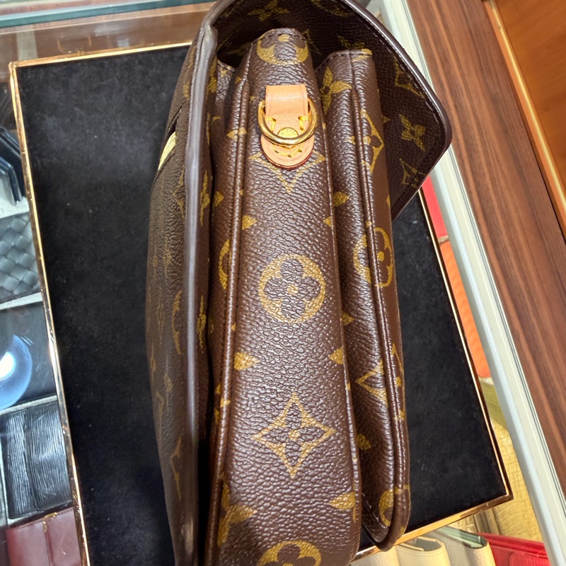 LV 老花Metis 背帶斜背郵差包-16