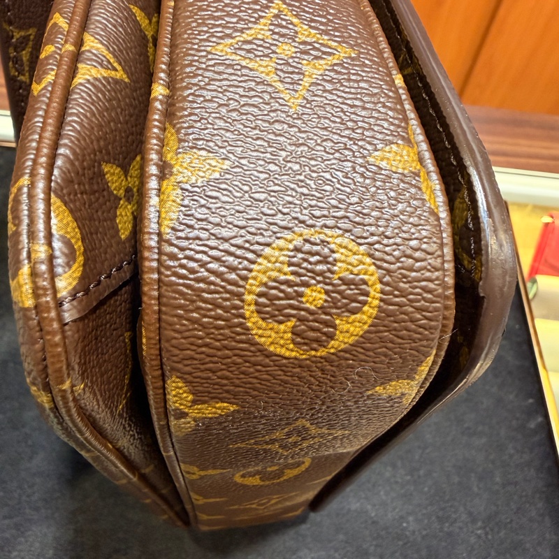 LV 老花Metis 背帶斜背郵差包-18