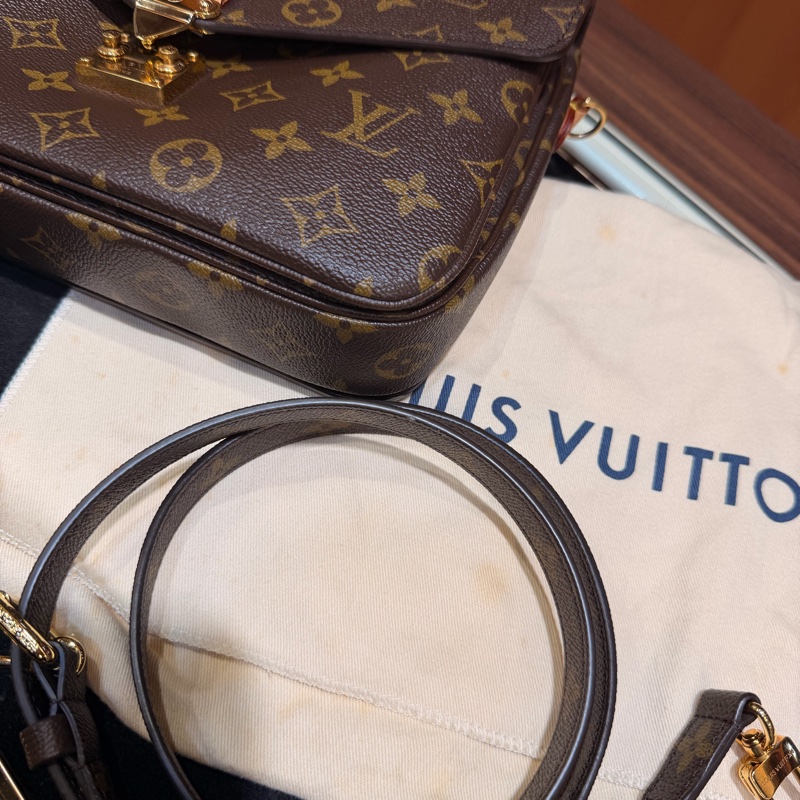 LV 老花Metis 背帶斜背郵差包-37