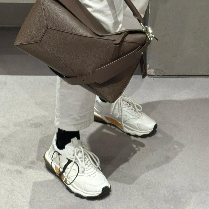 💎Han's house精品服飾💎VALENTINO Upvillage 華倫天奴 小牛皮 鞋現貨27.5原價30000-1