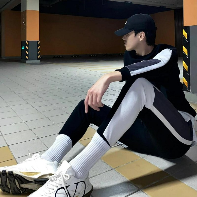 💎Han's house精品服飾💎VALENTINO Upvillage 華倫天奴 小牛皮 鞋現貨27.5原價30000-6