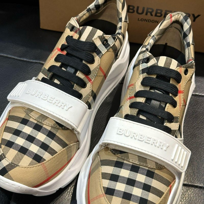 💎Han's house精品服飾💎 BURBERRY 格紋 鞋  現貨26.5 原價27500-1