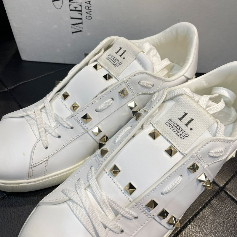 💎Han's house精品服飾💎 VALENTINO 華倫天奴 LOGO 鉚釘 鞋 意大利製 現貨43 原價32000-1