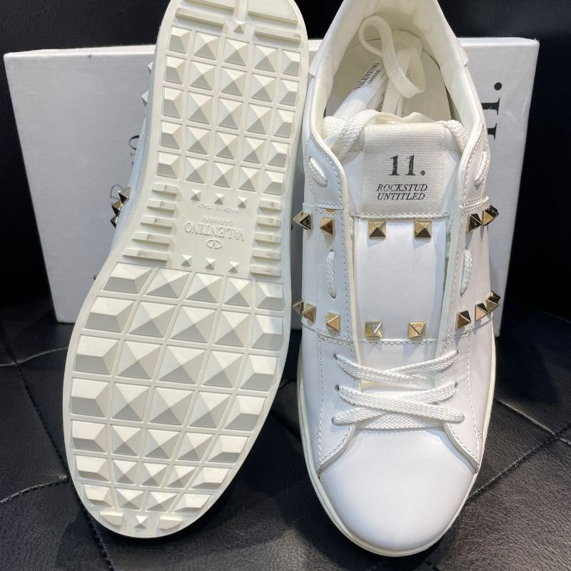 💎Han's house精品服飾💎 VALENTINO 華倫天奴 LOGO 鉚釘 鞋 意大利製 現貨43 原價32000-3