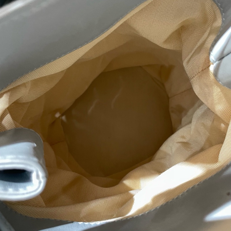 Chanel • 寶寶藍冰格羊皮手提水桶包 Baby Blue🩵-8