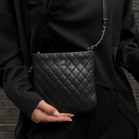 Chanel • 經典黑銀牛皮小Logo郵差包