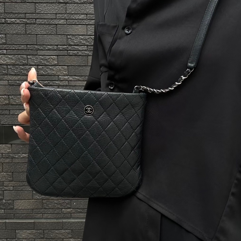Chanel • 經典黑銀牛皮小Logo郵差包-1