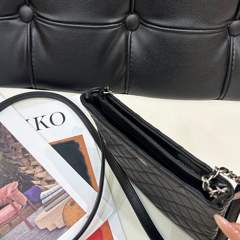 Chanel • 經典黑銀牛皮小Logo郵差包-6