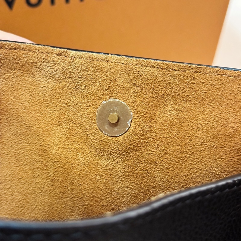 Louis Vuitton M25543 Low key all in bb-9