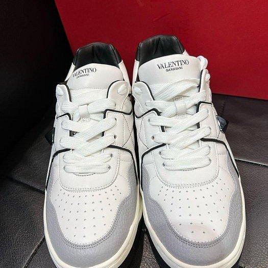 💎Han's house精品服飾💎VALENTINO 華倫天奴 ONE STUD 鞋 現貨43 原價30500-1