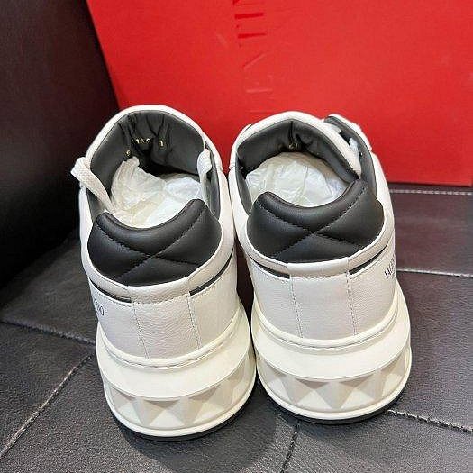 💎Han's house精品服飾💎VALENTINO 華倫天奴 ONE STUD 鞋 現貨43 原價30500-2