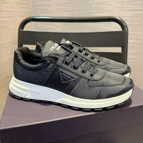 💎Han's house精品服飾💎Prada 小牛皮 拼接 防水 尼龍 鞋 義大利製 現貨 UK 8.5 ~ 9.5 原價33000