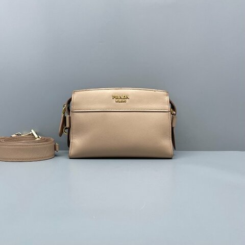 97新二手Prada普拉达十字纹相机包奶茶色缺皮牌钥匙和锁22*15*8cm/